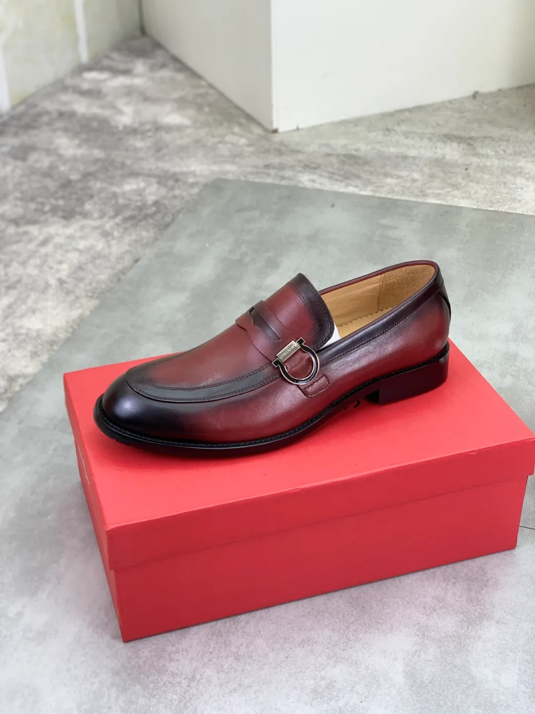 Men's Men's Shoes 💰P562💰[New Style] Water-dyed Niuli 🆘[Salvatore Ferragamo] Ferragamo's latest casual business leather shoes for men! Listed simultaneously! The fabric is made of specially imported original pebbled calfskin, and the lining is made of imported water-dyed cowhide. It is absolutely luxurious and leads the fashion trend. Matching code: 38-44 (45 and 46 can be customized) Black, brown and burgundy colors available